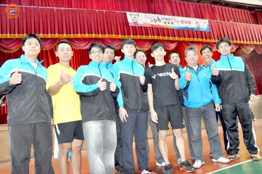 金門縣第十九屆運動會羽球錦標賽團體賽冠軍由金城鎮拿下。
（張建騰攝）