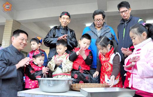   賢庵國小舉辦親子活動，耆老講述冬至傳統習俗，學子體驗搓湯圓、吃春捲、祭祀祖先等金門冬至傳統節慶，上了寶貴一課。（陳麗妤攝）