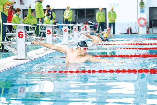 縣運會游泳競賽昨日在縣立游泳池展開。（莊煥寧攝）