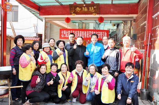   「冬節」前夕，金城鎮北門社區發展協會昨在北鎮廟旁廣場展開「冬至搓湯圓暨傳統菜捲製作研習活動」。（翁維智攝）