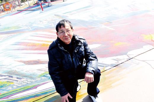 魏榮欣五十五歲退休後才開始從事立體地景的藝術創作。(張建騰攝)