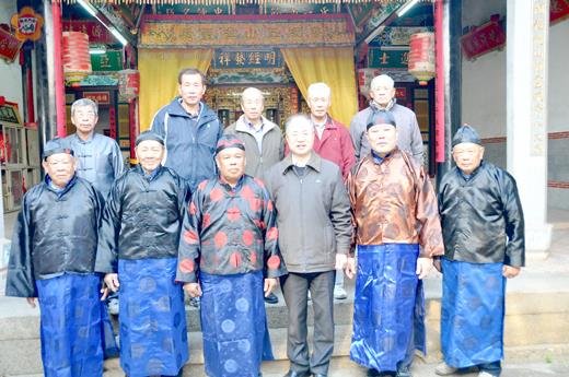 金門民間各姓宗祠冬至舉辦祭祖吃頭，縣長李沃士昨日下午也回到古寧頭南山「李氏家廟」參加祭祖活動。（李金鎗攝）