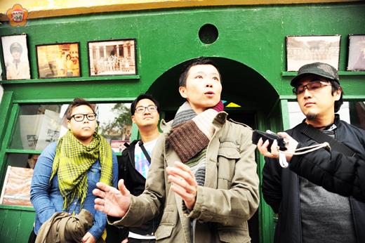   曾獲得多座電影美術設計獎的劇場設計師黃美清承接軍中樂園美術設計工作，昨日重回陽翟大街觀賞老街活化成果。（董森堡攝） 