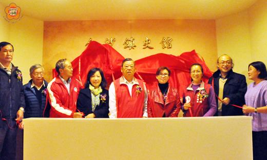 陳昆第(左五)、王秀玉(右四)、高淑貞(右三)、黃振良(左一)、蔡鳳雛(左二)、陳為庸(左三)等為金沙鎮史館揭牌。(張建騰攝)