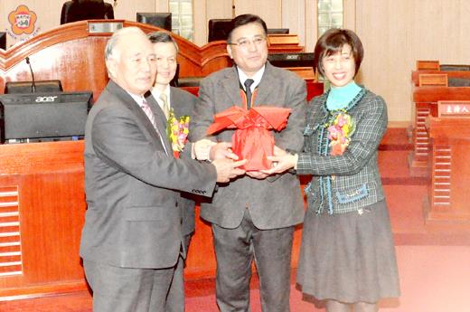 新任議長洪麗萍（右一）與卸任議長王再生（左一）交接印信，正式接任縣議會第六屆議長一職。（莊煥寧攝）