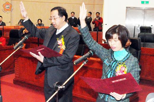 金門議會首位女議長
第六屆金門縣議會議長洪麗萍、副議長謝東龍及縣議員宣誓就職，而洪麗萍也是金門議會首位女議長，並於議會議政大樓與議員合照留念。（莊煥寧攝）