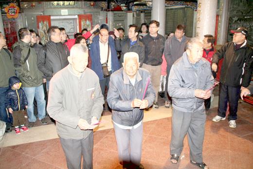 湖峰楊氏宗親會理事長楊永立與宗親宴請返鄉尋根祭祖的新加坡楊誠智家族，並致贈96年湖峰奠安誌及奠安紀念酒六份，期望血濃於水情誼永相繫。（李增汪攝）