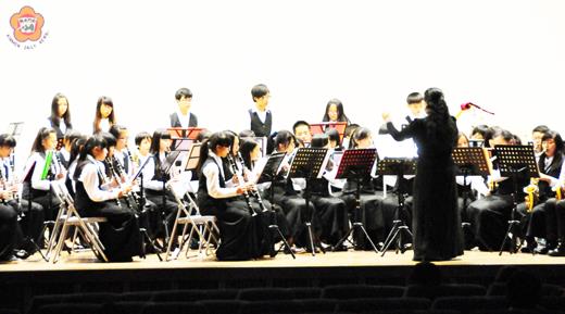   「金晚響寧」音樂會昨晚登場，金門大學管樂社、寧中小管樂團攜手以十二首經典、動聽歌曲，帶給與會民眾一場難忘的音樂會。（陳麗妤攝）