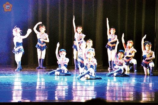 浯江舞蹈團昨日舉辦一○三年度公演，以十六首舞碼帶給滿場民眾一場別出心裁，融和現代、古典、流行、傳統等舞蹈以及視覺、聽覺的完美享受，相當精彩也博得滿堂彩。（陳麗妤攝）