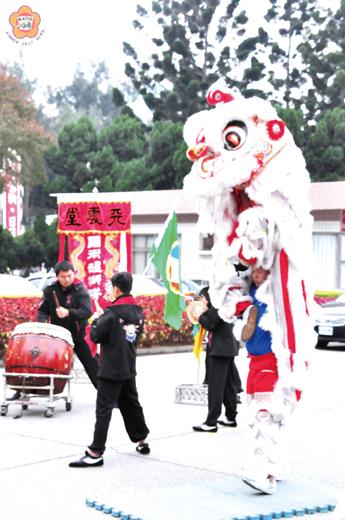   天震堂醒獅團自九十年起，由教練許績才重組訓練，在地區推動民俗技藝有成。
（楊水詠攝）