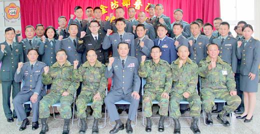 金防部指揮官湯家坤中將與28位晉階人員、27員受勳人員合影並比出「戰力強」的手勢。
（金防部提供）