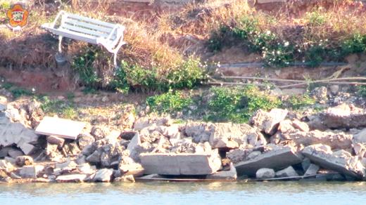  太湖與「同心島」之間坍塌的路堤。（張建騰攝）