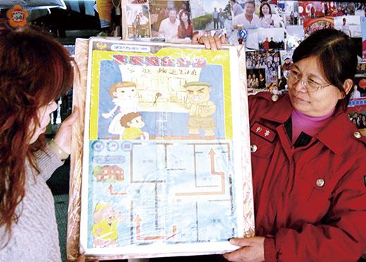   金湖消防分隊和婦宣隊以金湖鎮長蔡西湖的家發揮帶頭作用，製作「家庭逃生計畫」。（金湖消防分隊提供）