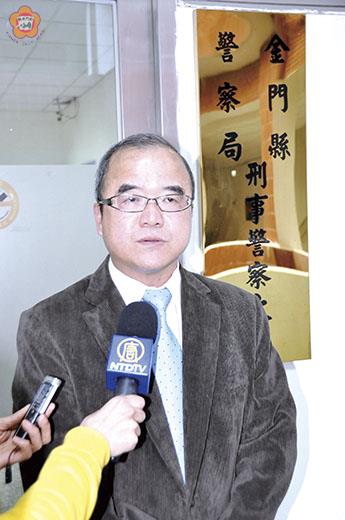   金門縣警察局刑警大隊大隊長洪俊義昨說明落地簽上路，強化偵防作為情形。（楊水詠攝）