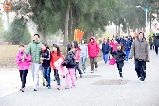 金沙鎮公所一○四年元旦清晨辦理升旗典禮暨健走活動，當地居民沿著榮湖畔進行健走，一起欣賞元旦日出，邁向嶄新的一年。（董森堡攝）