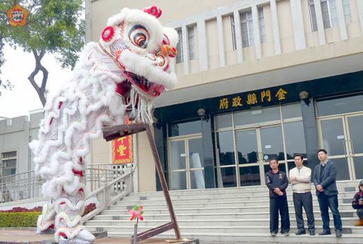 天震堂醒獅團日前於縣府前廣場表演獅藝，赴馬來西亞比賽一舉拿下傳統南獅賽第三名佳績。（楊水詠攝）