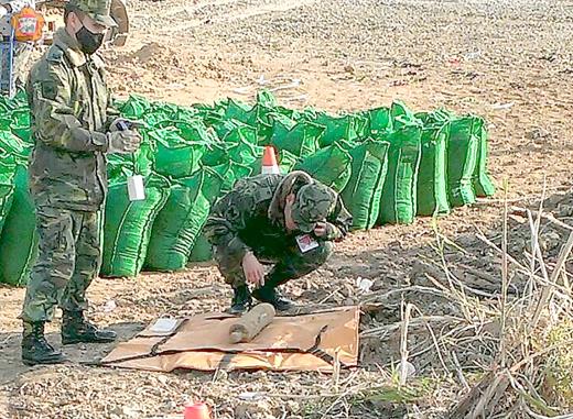 民眾發現未爆彈向警方報案，通報軍方未爆彈處理小組趕抵處理，並以防爆設備帶回銷毀。（金城派出所提供）
