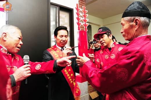 汶浦黃氏特授汝州司馬雄公故居正式落成,昨日並舉辦奠安大典,縣長陳福海率一級主管與會,並進行點主、獻匾等儀式。(董森堡攝)