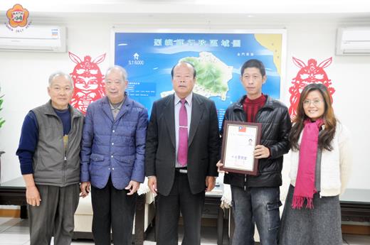   烈嶼鄉長洪成發（左三）頒發楊厝社區發展協會首屆理事長當選證書予洪馬勸（右二）等幹部，期許發揮協會組織運作功能，服務居民。（許加泰攝）
