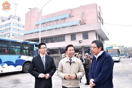   金門縣長陳福海（中）在觀光處處長王中聖（左）、車船處長李銘培的陪同下，視察業務；對於金門的觀光和交通旅遊，他認為必須朝向「使用者付費」的方向發展，不再樣樣免錢！（張建騰攝）
