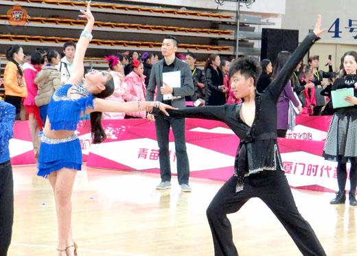   金門兒童少年國標舞代表隊，赴廈門參加「2015舞動兩岸盃－海峽兩岸少兒拉丁舞蹈公開賽」，十七人在四十二個參賽組別中勇奪「18金10銀8銅」成績，也抱回「團體最佳績優獎」，表現相當亮眼。
（圖由金門縣體育會運動舞蹈委員會提供）