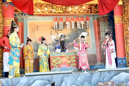 埔後上學堂陳氏家廟奠安慶典活動昨圓滿落幕，臺省繡花園歌劇團演出精彩的傳統歌仔戲碼。（李金鎗攝）