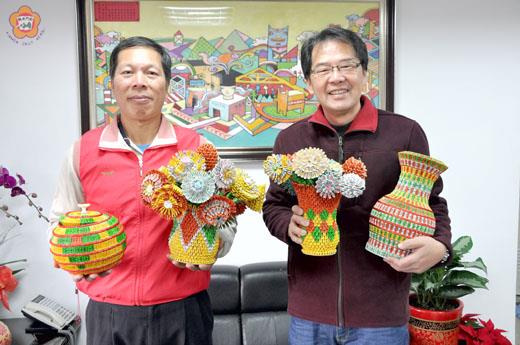   金城鎮環保課規劃手工藝品加工坊，透過員工的巧手製做有花瓶等作品，獲得石鎮長的讚賞。（李金鎗攝）
