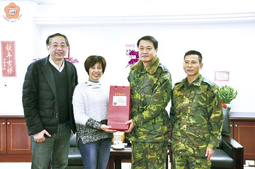   金防部指揮官湯家坤中將昨在政戰主任蔡承棟少將的陪同，前往金門縣議會拜會，並互贈禮品交流。（李金鎗攝）