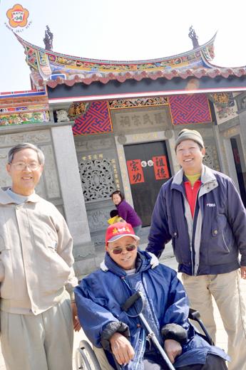 營山張氏宗祠將奠安，張峰德（左）、何振耀（右）在奠安前操辦準備工作；張天賜將擔任啟扉的長老。（張建騰攝）