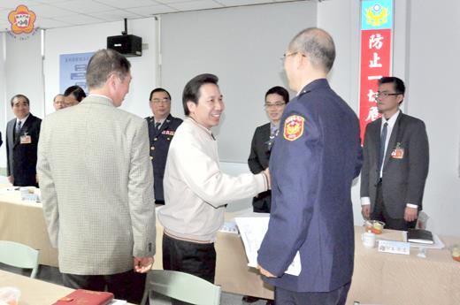   縣長陳福海前抵警察局聽取簡報，並與主管握手致意，感謝大家為地區治安交通努力。（莊煥寧攝）