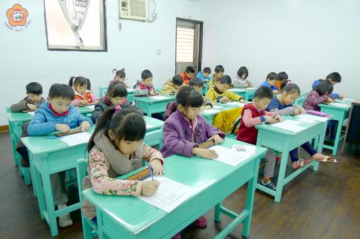   一○四年度第一屆珠心算數學檢測中，參與的小朋友聚精會神進行計算。（中華珠心算數學教育學會金門分會提供）