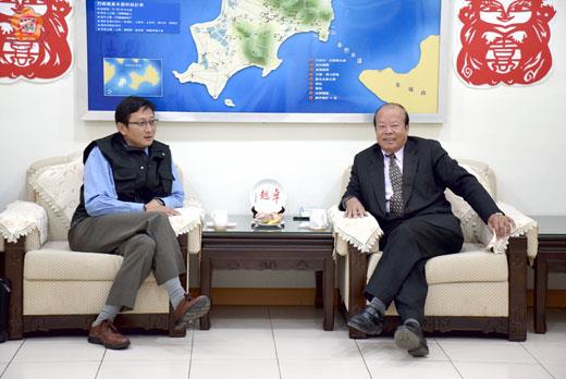 環保局新任局長傅豫東拜訪烈嶼鄉長洪成發,兩人交換大、二膽島清潔維護以及烈嶼推動低碳島的意見。(許加泰攝)