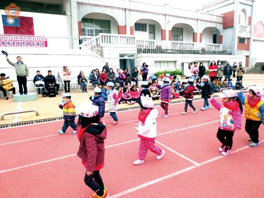   古寧附幼結合教學主題舉辦運動會，幼生精神抖擻進場。（古寧國小提供）