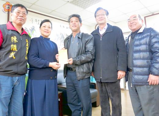   陳文顧（左三）將里民陳應新、陳應發為父親捐贈的善款交給楊秀珠（左二）代表慈濟接受；呂瑞泰（右二）、陳翔景（右一）、陳偃武（左一）等人做了見證。（張建騰攝）