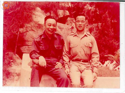   蔣故總統經國先生逝世27週年紀念日，陳海頂當年隨侍表達追思，這幀是與經國先生合照圖片。（陳海頂提供）