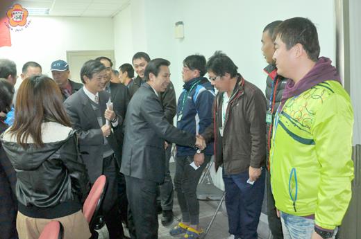   縣長陳福海率員前抵縣立體育場聽取簡報，並慰勉體育場同仁工作辛勞。（莊煥寧攝）