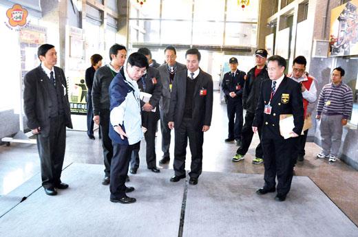  縣長陳福海視察小三通入境檢疫消毒和紅外線體溫監測。（楊水詠攝）