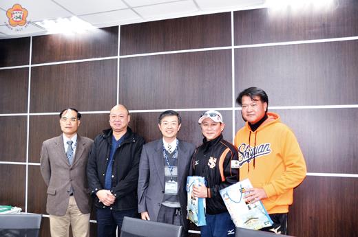   前中華職棒好手、「金門仔」翁豐堉（右一）昨在一群熱愛棒球運動的好友陪同下抵縣府拜會，尋求縣府對基層棒運的支持。（翁維智攝）