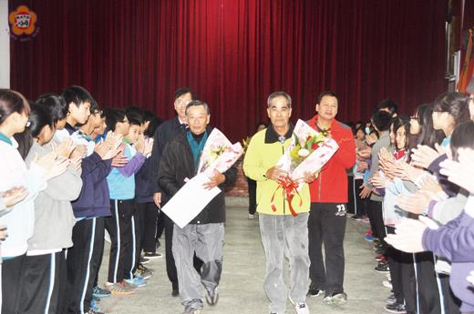   烈嶼國中老工友洪景生、洪福祿，今（十六）日一起退休。校長黃明森、家長會會長洪正雄和師生熱情的歡送，兩人很感動。（許加泰攝）
