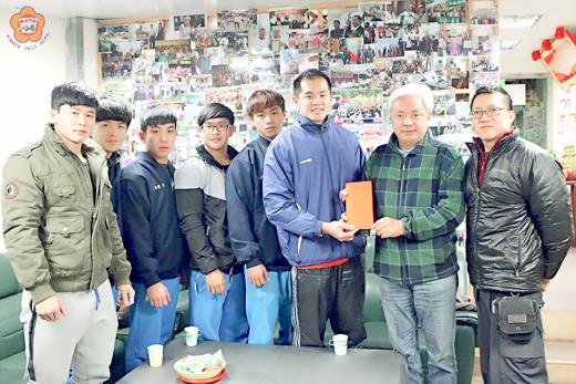   陳滄江主委關心金門高中健美隊訓練近況，並贊助新台幣一萬元鼓勵他們在未來的比賽中，持續為金門爭光。（民進黨金門縣黨部提供）