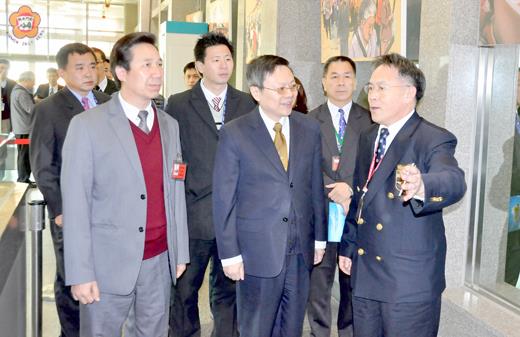 縣長陳福海陪同陸委會主委王郁琦，昨到水頭碼頭了解小三通落地簽和防疫工作。
（楊水詠攝）