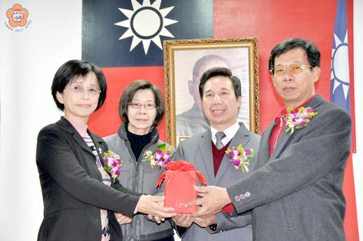   新任金門縣文化局局長呂坤和（右），昨日在縣長陳福海任命佈達和監誓下，正式走馬上任。（李增汪攝）