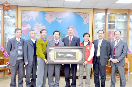 國立金門高中校長蔡錦杉昨日下午率同學校多位主管拜會金門縣長陳福海，就該校近三年在修繕或能源汰舊換新等經費，尋求地方政府大力挹注支持。並贈賀匾祝賀陳縣長高票當選金門縣長。（李增汪攝