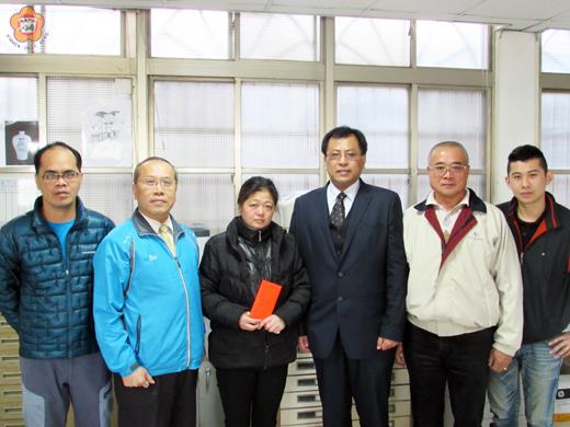   鄉親有難，財團法人國泰人壽慈善基金會致贈急難救助金，希望幫助急難鄉親緩解當前難題。（金城國中提供）