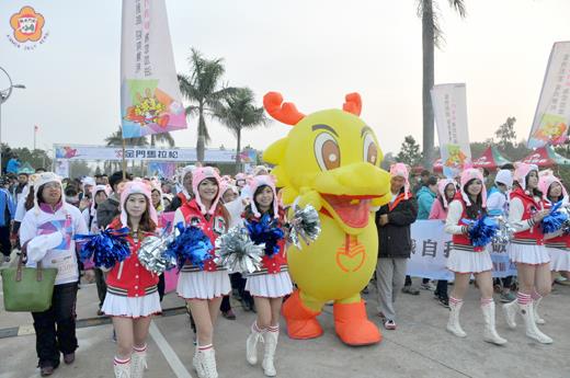   金酒公司組成的創意隊佩戴羊年造型帽共襄盛舉，一起為參賽選手加油打氣。（李金鎗攝）