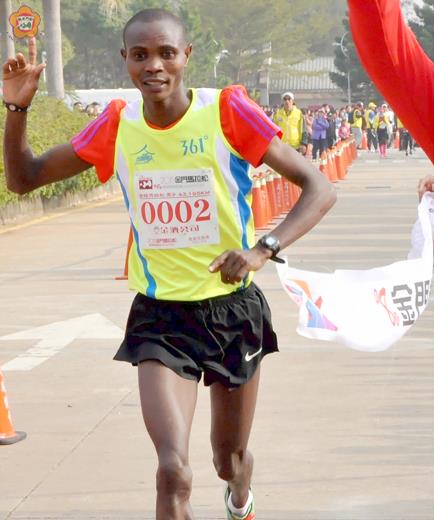 全馬男冠軍身影
肯亞Samal Emanuel Plilan在2015金門馬拉松稱王；他說：「跑步是我生命的全部！」。（張建騰攝）