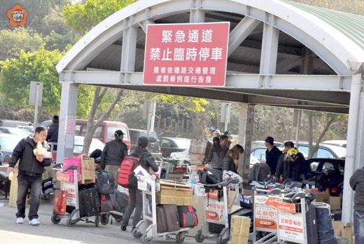 水頭港區緊急通道，先前被當成跑單幫集貨裝貨區的亂象。（楊水詠攝）