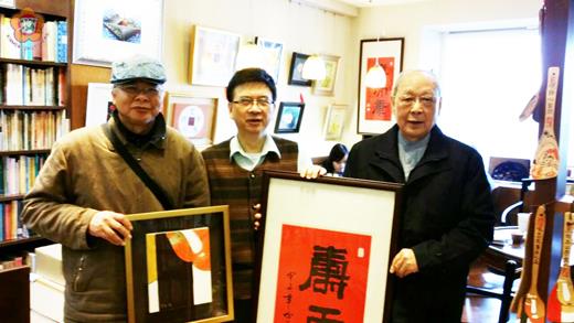   插角藝術工作室五人義賣聯展，台北儒林補習班周明老師日昨下午委由金門籍班主任葉肯堂(中)前往展場以購藏陳昆乾(右)所揮寫中堂<壽而康>及楊樹森(左)畫布壓克力彩<貴婦系列之2>。（圖片提供：楊樹清） 