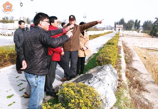   文化局局長呂坤和上任後，率隊訪古崗子婿燈製作大師董天補及西園鹽場，初步構想將活化鹽轉型為另一金門精神象徵物，並將用影像紀錄董大師精湛的手藝和人生。（文化局提供）