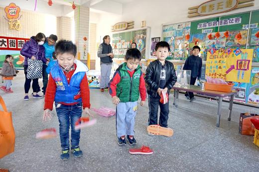   賢庵國小幼兒園「年貨大街」主題教學活動昨登場，親師生一百餘人齊聚一堂學習上街採買，有吃有玩收穫滿滿，加上應景年節佈置，年味十足。（陳麗妤攝）